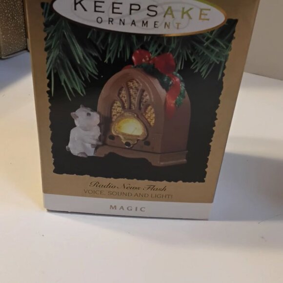 1993 Hallmark keepsake radio News Flash Christmas ornament - Picture 7 of 8